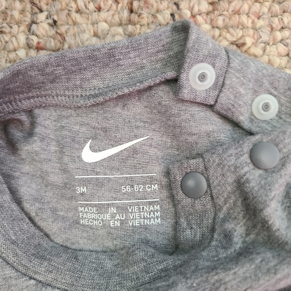NWT Infant Gray Nike One Piece Romper 3 Months - Picture 4 of 5